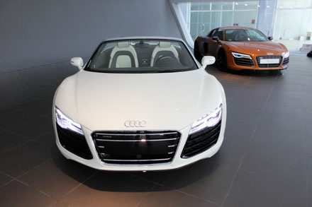 Sau 5 năm có mặt, Audi Việt Nam “bành trướng” sang Lào và Campuchia - 2 Audi Việt Nam đã đưa hai mẫu xe thể thao danh tiếng Audi R8 V10 2014