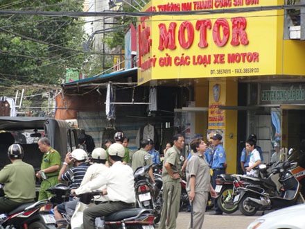 Nhiều người kéo đến cửa hàng của Công mô tô để đòi nợ.