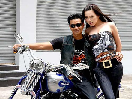 Trước khi bị bắt, Công mô tô luôn nổi bật với những chân dài và siêu xe.