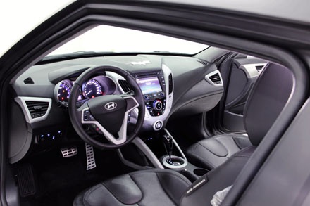 Veloster "hiệp sĩ bóng đêm" ra mắt tại Việt Nam - 8 Mẫu Veloster Dark Knight tại Việt Nam sẽ được bảo hành 3 năm hoặc 30 nghìn km tùy từng điều kiện.