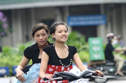 Đầu trần phóng xe máy...