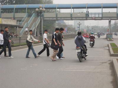 Sinh viên đại học Giao thông băng qua đường, ngay dưới cầu vượt.