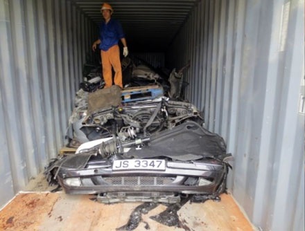 Phần
đầu và phần đuôi chiếc BMW được cắt đôi, giấu sâu bên trong container