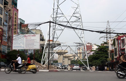 Chỉ có ở Hà Nội? - 3 Theo bạn cuộc chiến này bên nào sẽ chiến thắng? Cột điện hay đường sắt trên
cao?