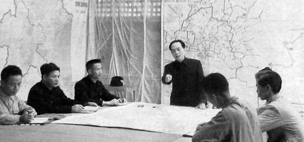 Đại tướng Võ Nguyên Giáp - Người anh cả của Quân đội Việt Nam - 29 Đại tướng Tổng tư lệnh Võ Nguyên Giáp theo dõi diễn biến chiến dịch Điện Biên Phủ