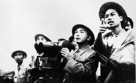 Đại tướng Võ Nguyên Giáp - Người anh cả của Quân đội Việt Nam - 28 Đại tướng Tổng tư lệnh Võ Nguyên Giáp theo dõi diễn biến chiến dịch Điện Biên Phủ