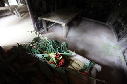 Điện Biên Phủ - Một chiều buồn! - 14 Bỗng xuất hiện những bông hoa được người đến thăm kính cẩn đặt trên bàn làm việc