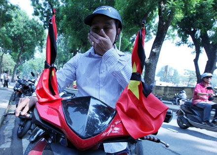 Cả nước chính thức để tang Đại tướng Võ Nguyên Giáp - 23 Một người đàn ông với cờ rủ dừng lại khóc tại 30 Hoàng Diệu (Ảnh: Minh Thư)