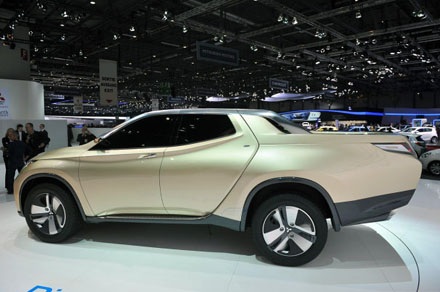 Mitsubishi đưa xe bán tải diesel-hybrid đến Việt Nam