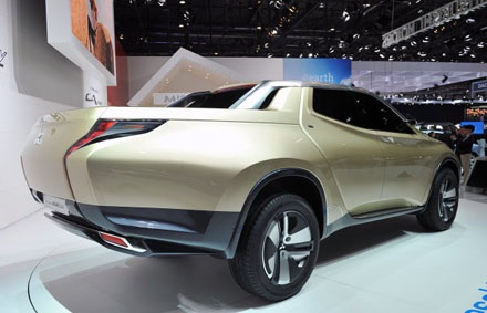 Mitsubishi đưa xe bán tải diesel-hybrid đến Việt Nam