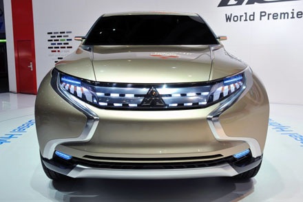 Mitsubishi đưa xe bán tải diesel-hybrid đến Việt Nam