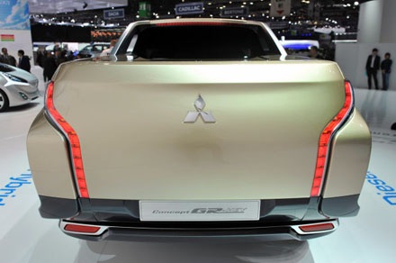 Mitsubishi đưa xe bán tải diesel-hybrid đến Việt Nam