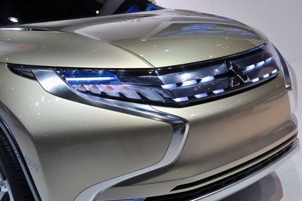 Mitsubishi đưa xe bán tải diesel-hybrid đến Việt Nam