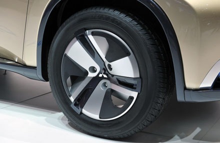 Mitsubishi đưa xe bán tải diesel-hybrid đến Việt Nam