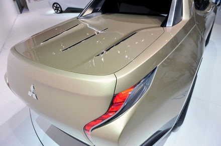 Mitsubishi đưa xe bán tải diesel-hybrid đến Việt Nam