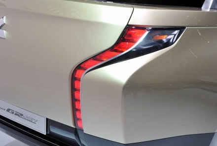 Mitsubishi đưa xe bán tải diesel-hybrid đến Việt Nam