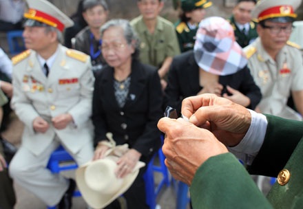 Tiễn Người lần cuối - 5 Những mảnh băng tang...