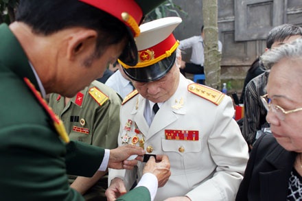 Tiễn Người lần cuối - 6 ... được mọi người kính cẩn gắn lên ngực như một lời đưa tiễn người đã khuất