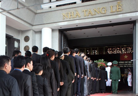 Tiễn Người lần cuối - 13 Dòng người như dài mãi