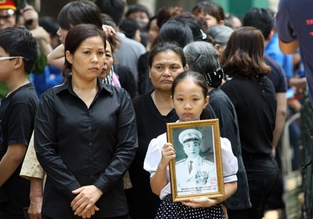 Tiễn Người lần cuối - 1 Dòng người chuẩn bị vào viếng Đại tướng từ vườn hoa Paster