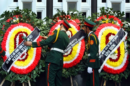 Tiễn Người lần cuối - 2 Những vòng hoa được chuẩn bị bên ngoài nhà tang lễ