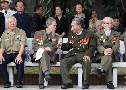 Tiễn Người lần cuối - 4 Các cựu chiến binh chuẩn bị vào gặp người Anh cả lần cuối