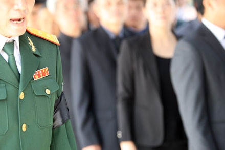 Tiễn Người lần cuối - 16 Những dải băng tang trên tay những người cảnh vệ phục vụ trong lễ tang của Đại tướng