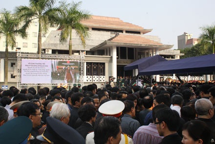 Tiễn Người lần cuối - 22 Cả ngàn người đợi chờ đến lượt trong nhà tang lễ Trần Thánh Tông