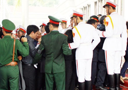 Tiễn Người lần cuối - 18 Những bộ quân phục thấm đẫm mồ hôi