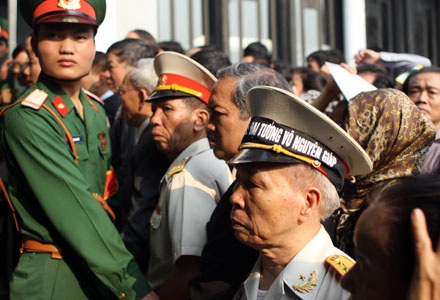 Tiễn Người lần cuối - 8 Một người lính già với bộ lễ phục với vành khăn tang