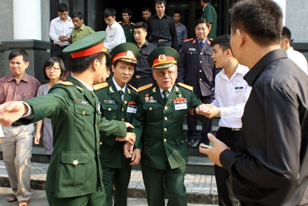 Tiễn Người lần cuối - 7 Đại tá Nguyễn Huyên - nguyên trợ lí của Đại tướng đến chào Người lần cuối