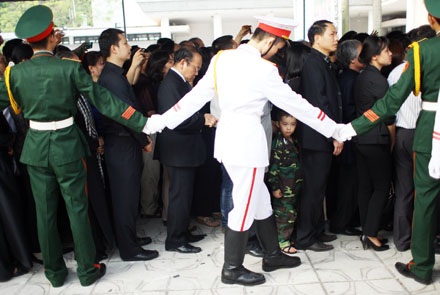 Tiễn Người lần cuối - 21 Một chiến sỹ nhỏ vào theo gia đình vào chào Đại tướng