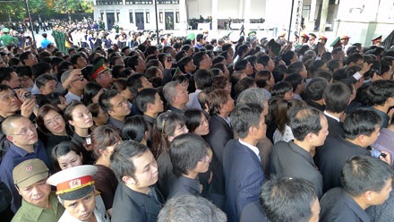 Tiễn Người lần cuối - 20 Ước chừng cả vạn người đã vào thăm Đại tướng trong chiều nay, và không hề có dấu hiệu giảm sút