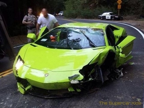 Thanh niên 17 tuổi làm Aventador lật ngửa