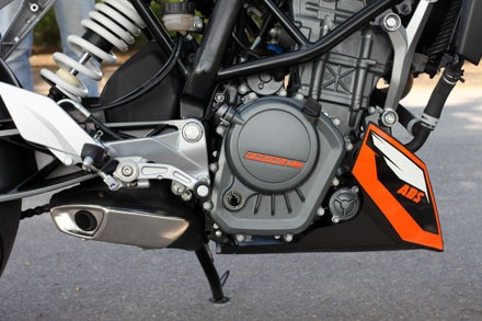 KTM Duke 125 tại Việt Nam có gì? - 14 Ống xả đặt hẳn dưới gầm xe - một điều khá bất tiện với điều kiện đường dễ ngập như Việt Nam