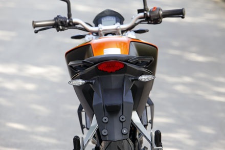 KTM Duke 125 tại Việt Nam có gì? - 7 Tuy nhiên, trên toàn bộ đèn báo rẽ của mẫu xe này đã dùng diot phát quang (LED)