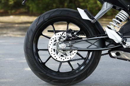 KTM Duke 125 tại Việt Nam có gì? - 15 Duke125 là một trong số hiếm hoi những mẫu 125cc có cả phanh đĩa sau
