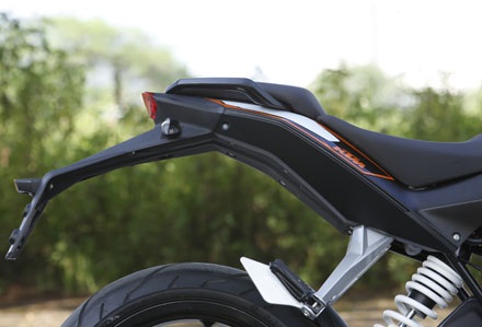 KTM Duke 125 tại Việt Nam có gì? - 16 Hốc bánh sau thoáng - những trời mua thì việc bùn đất văng lên dễ dính vào người lái hơn