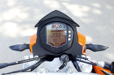 KTM Duke 125 tại Việt Nam có gì? - 8 Tuy nhiên, trên toàn bộ đèn báo rẽ của mẫu xe này đã dùng diot phát quang (LED)