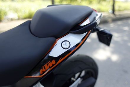 KTM Duke 125 tại Việt Nam có gì? - 17 Yên sau, nơi chứa hộp cầu chì, với tay cầm khá thuận tiện trong việc di chuyển xe.