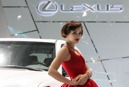 Triển lãm Ôtô Việt Nam 2013 - Cuộc chơi của những người mẫu tóc vàng - 4 Người mẫu nước ngoài góp vui cùng Vietnam Motor Show