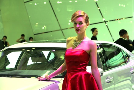 Triển lãm Ôtô Việt Nam 2013 - Cuộc chơi của những người mẫu tóc vàng - 5 Người mẫu nước ngoài góp vui cùng Vietnam Motor Show