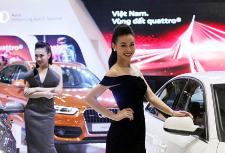 Triển lãm Ôtô Việt Nam 2013 - Cuộc chơi của những người mẫu tóc vàng - 13 Người mẫu nước ngoài góp vui cùng Vietnam Motor Show