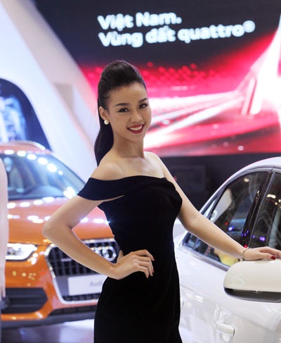 Triển lãm Ôtô Việt Nam 2013 - Cuộc chơi của những người mẫu tóc vàng - 19 Người mẫu nước ngoài góp vui cùng Vietnam Motor Show