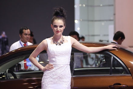 Triển lãm Ôtô Việt Nam 2013 - Cuộc chơi của những người mẫu tóc vàng - 9 Người mẫu nước ngoài góp vui cùng Vietnam Motor Show