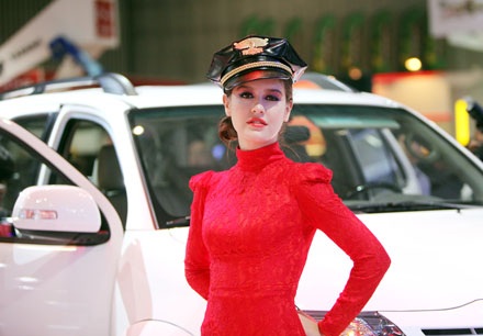 Triển lãm Ôtô Việt Nam 2013 - Cuộc chơi của những người mẫu tóc vàng - 11 Người mẫu nước ngoài góp vui cùng Vietnam Motor Show