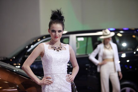 Triển lãm Ôtô Việt Nam 2013 - Cuộc chơi của những người mẫu tóc vàng - 12 Người mẫu nước ngoài góp vui cùng Vietnam Motor Show