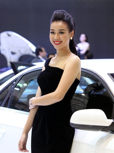 Triển lãm Ôtô Việt Nam 2013 - Cuộc chơi của những người mẫu tóc vàng - 16 Người mẫu nước ngoài góp vui cùng Vietnam Motor Show