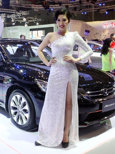 Triển lãm Ôtô Việt Nam 2013 - Cuộc chơi của những người mẫu tóc vàng - 18 Người mẫu nước ngoài góp vui cùng Vietnam Motor Show