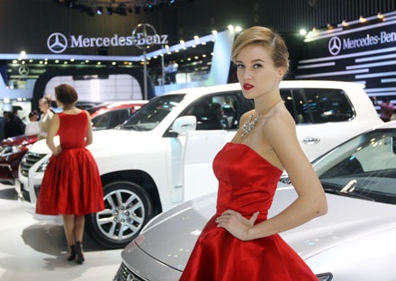 Triển lãm Ôtô Việt Nam 2013 - Cuộc chơi của những người mẫu tóc vàng - 8 Người mẫu nước ngoài góp vui cùng Vietnam Motor Show